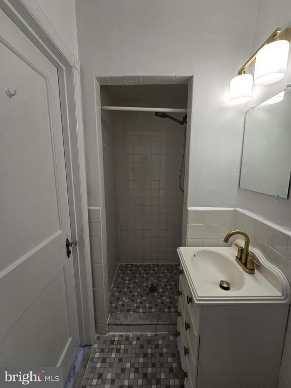 Building Photo - 831 Fanshawe St