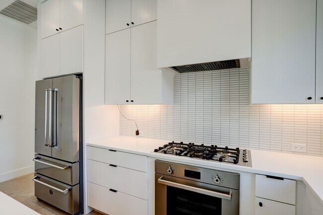 Building Photo - Spacious 3-Bedroom, 2.5-Bath Contemporary ...