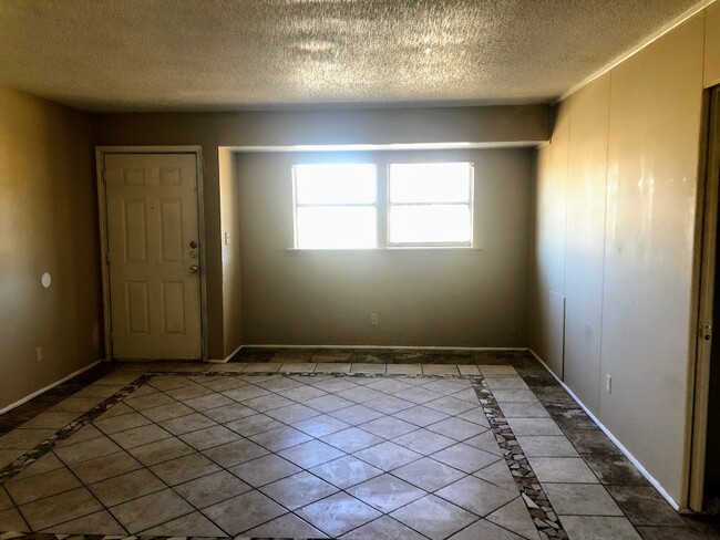 Building Photo - 2827 Oak Dr