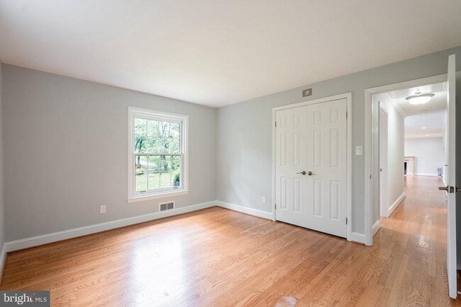 Building Photo - 9239 Vernon Dr