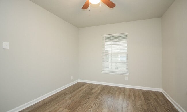 Building Photo - Historic Row House District – Move-In Special! Only $497 Deposit (with fully qualified applicatio...
