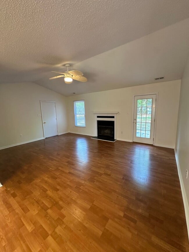 Building Photo - 3 Bed / 2 Bath Home – $1,675/mo | 1,188 Sq...