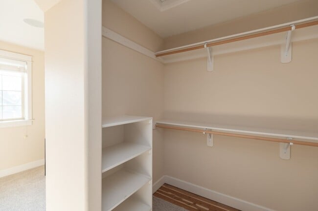 Building Photo - Sun Meadow Home 4 Bed + Bonus + Office + H...