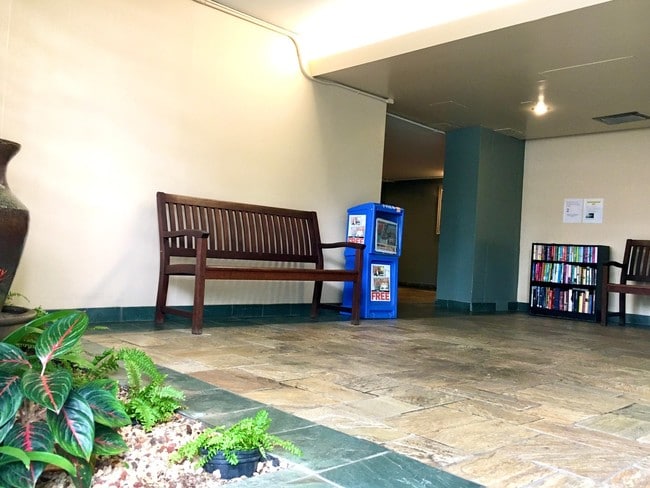 Building Photo - **VIEW FULL AD FOR DETAILS** $500 1ST MONT...