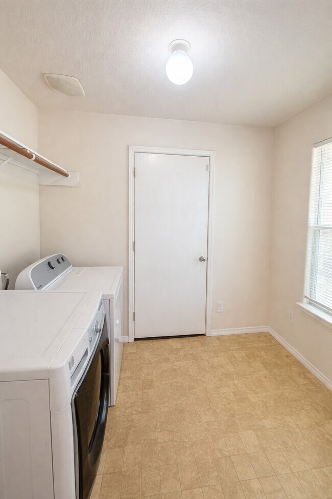 Building Photo - 1614 Wooded Acres Dr