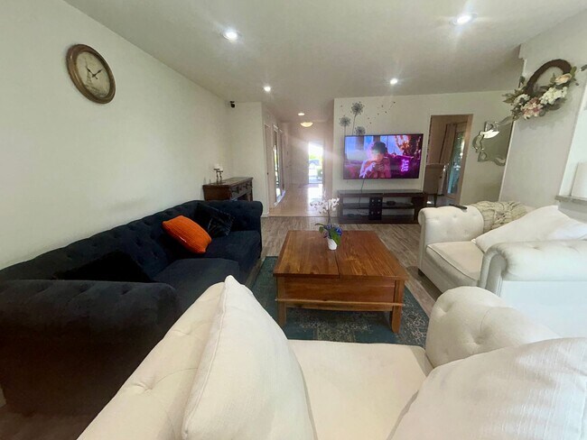 Building Photo - Beautiful Fully Furnished 4Bed/2Bath Home for Rent