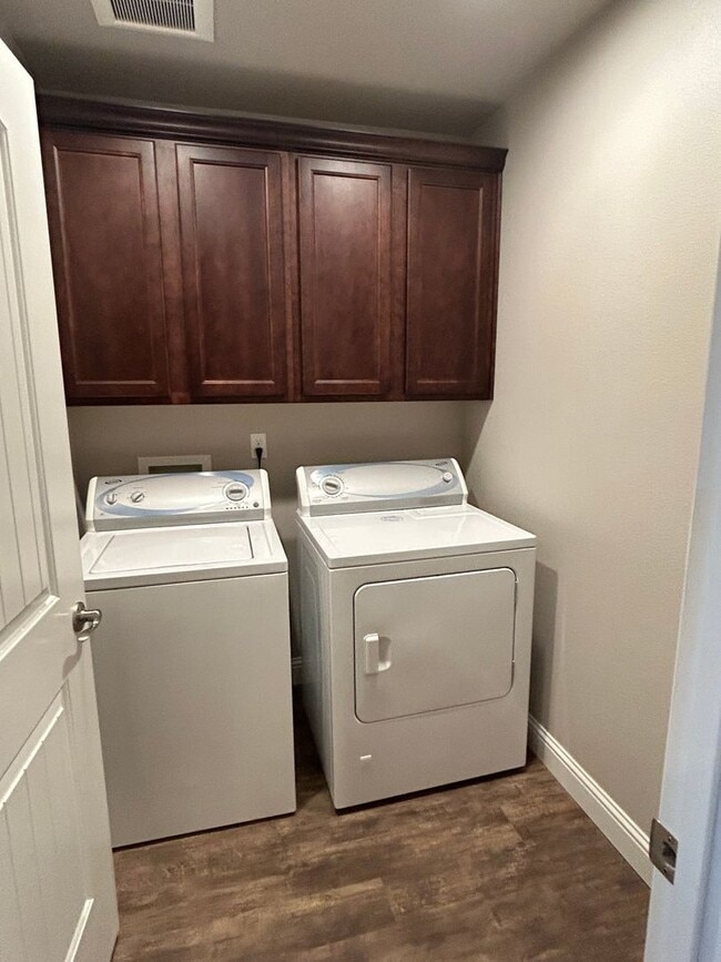 Building Photo - Townhouse for Rent in Anderson CA | Garage, Fenced Yard, Modern Upgrades