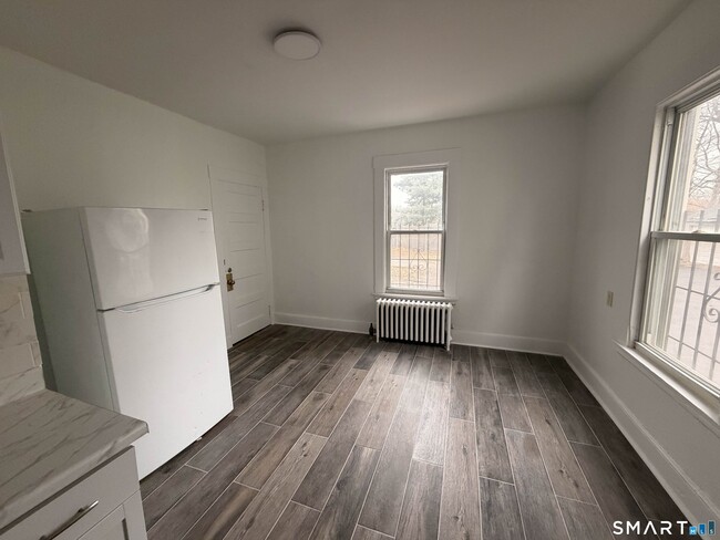 Building Photo - 621 Elm St