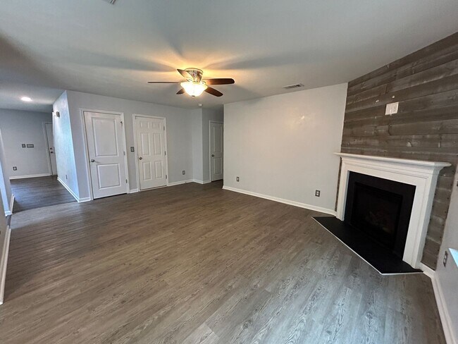 Building Photo - Beautiful 5 Bedroom Home in the Park Brook...