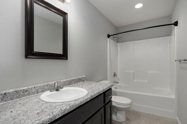 Building Photo - Modern 3 Bed / 2 Bath Home