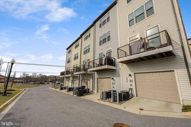 Building Photo - 6106 Chronicle St