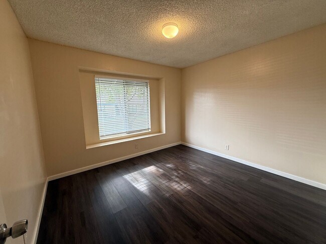 Building Photo - Beautiful Condo!