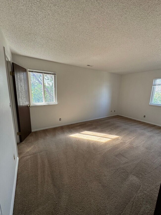 Building Photo - 814 Tenderfoot Hill Rd