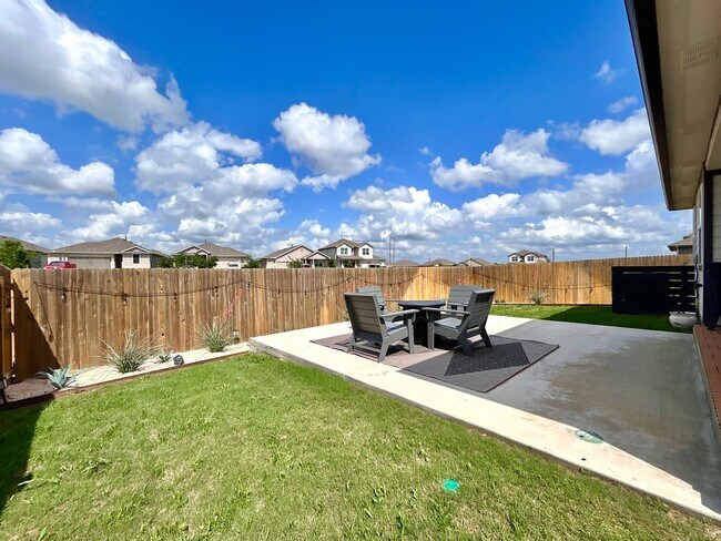 Building Photo - 401 Town Lk Bnd