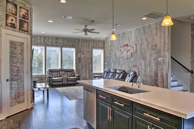 Building Photo - 2107 Stuart St