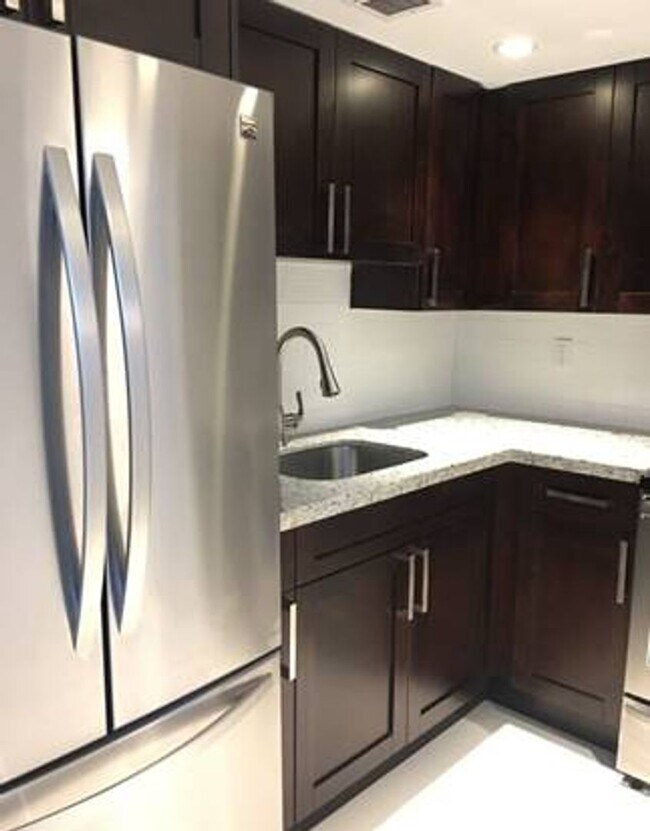 Building Photo - Location, Location, Location! 1 Bedroom/1 Bathroom in Miami Beach!