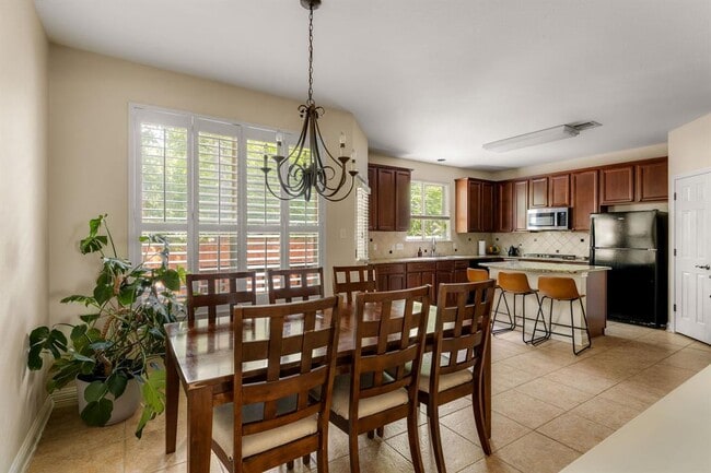Building Photo - 1821 Village Oak Ct