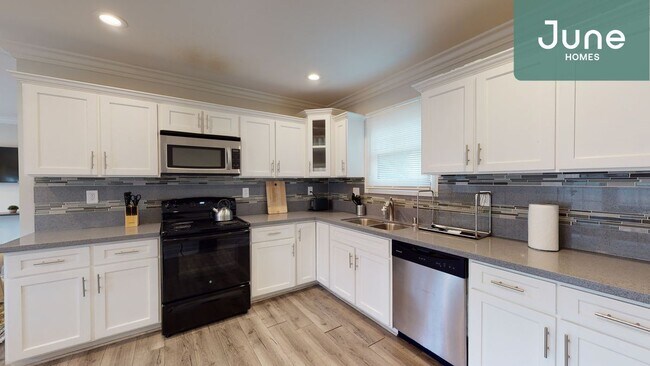 Building Photo - ROOM ONLY in 4-bed/3.0-bath Home