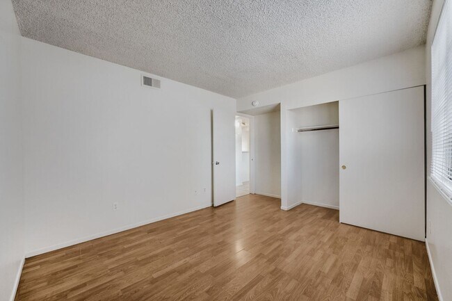 Building Photo - Comfortable First-Floor Condo with Fireplace & Washer/Dryer!