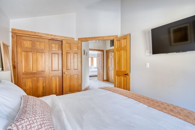 Building Photo - 61497 SE Orion Dr