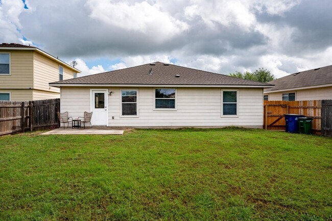 Building Photo - Updated 4BD/2BA Home Close to Airport, Tes...