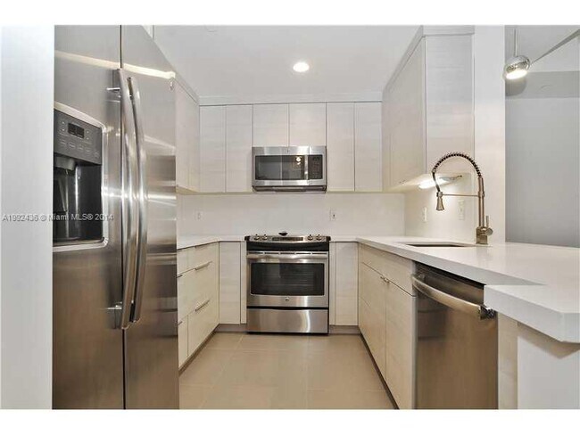 Building Photo - 19114 Fisher Island Dr
