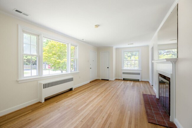 Building Photo - Beautiful 2 Bedroom Corner Lot of Park Ave! ***Available Late June 2026***