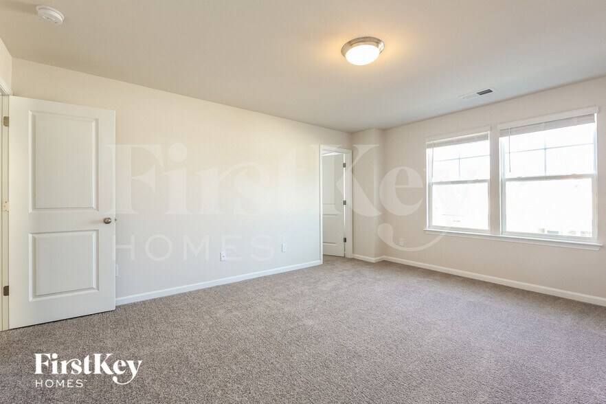 Building Photo - 558 Hillpark Ln
