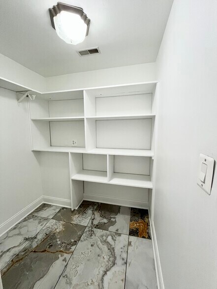 Building Photo - 6712 N Clark St