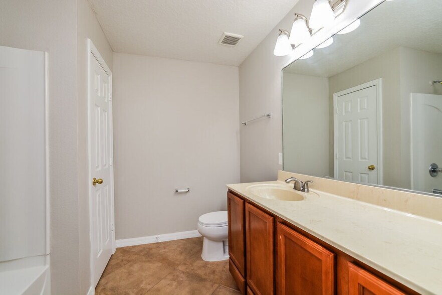 Building Photo - 2117 Fleet Ct