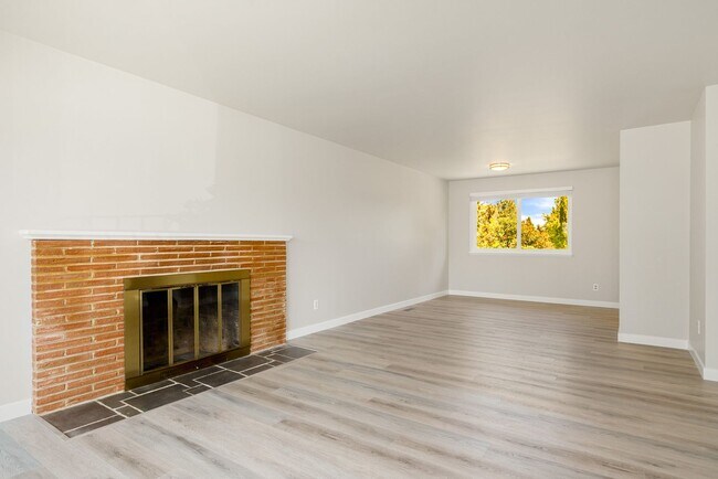 Building Photo - Crown Hill 3 Bedroom Daylight Basement Home