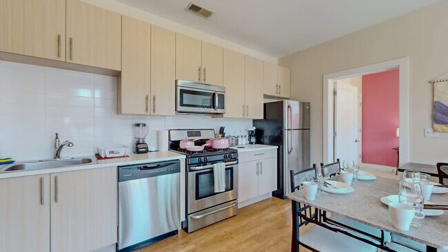 Building Photo - 573 Bedford St