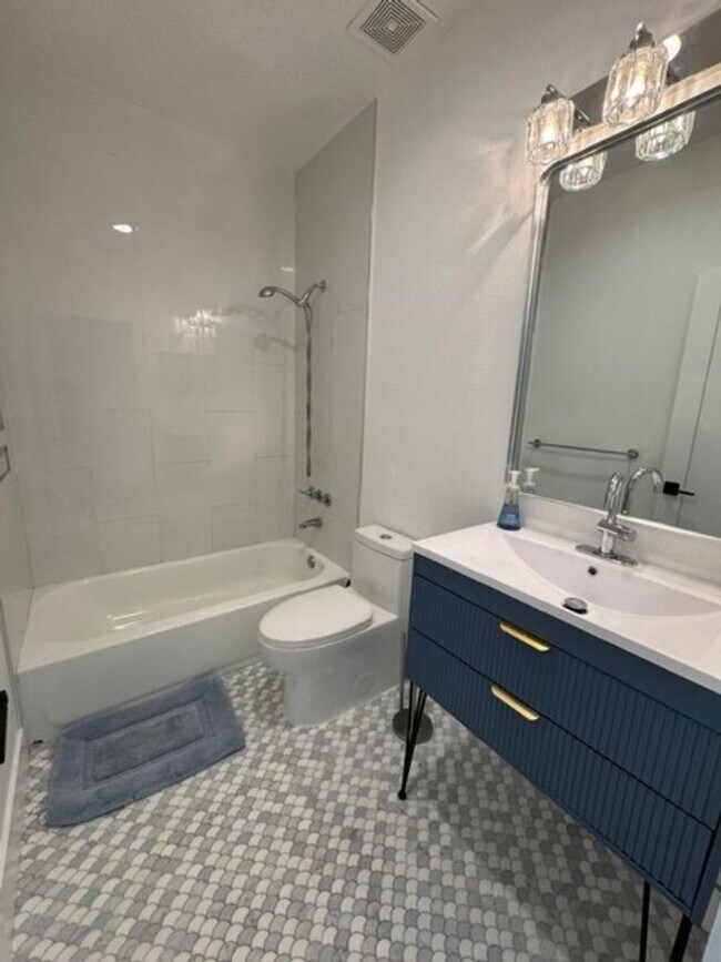 Building Photo - 4 Bedroom fully renovated Townhome in the Main Village of Celebration
