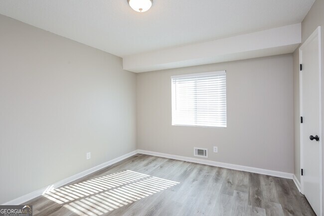 Building Photo - 5642 Riverside Dr