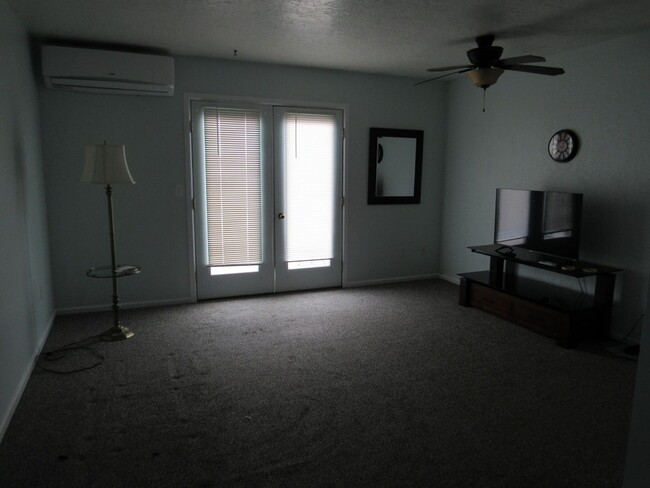 Building Photo - Light and bright! 2 Bedroom, Westside Condo.