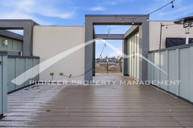 Building Photo - Gorgeous Townhome with Central AC and Rooftop Deck