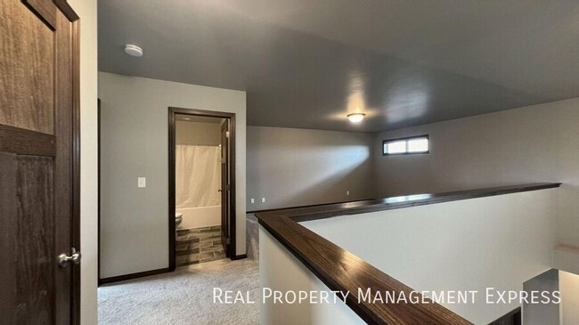 Building Photo - Modern 3 Bed, 2.5 Bath with Loft | Located...