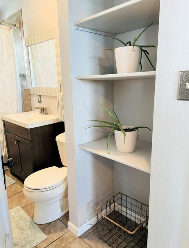 Building Photo - Available October 4, 2025! Remodeled Histo...