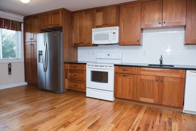 Building Photo - 93 Tennyson Dr