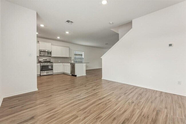 Building Photo - 913 Legends Ln