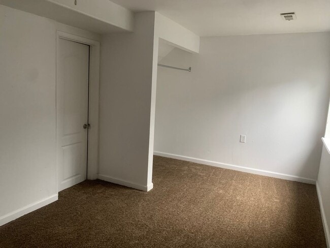 Building Photo - Spacious 4 Bedroom Home