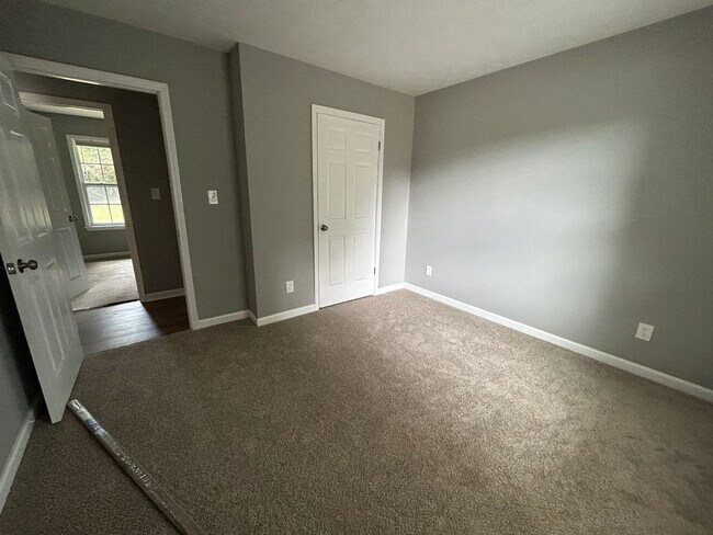 Building Photo - 2920 Lone Oak Rd