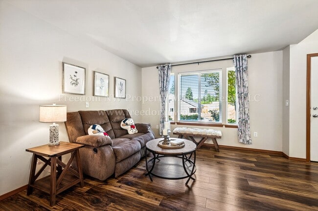 Building Photo - 704 Evergreen Place