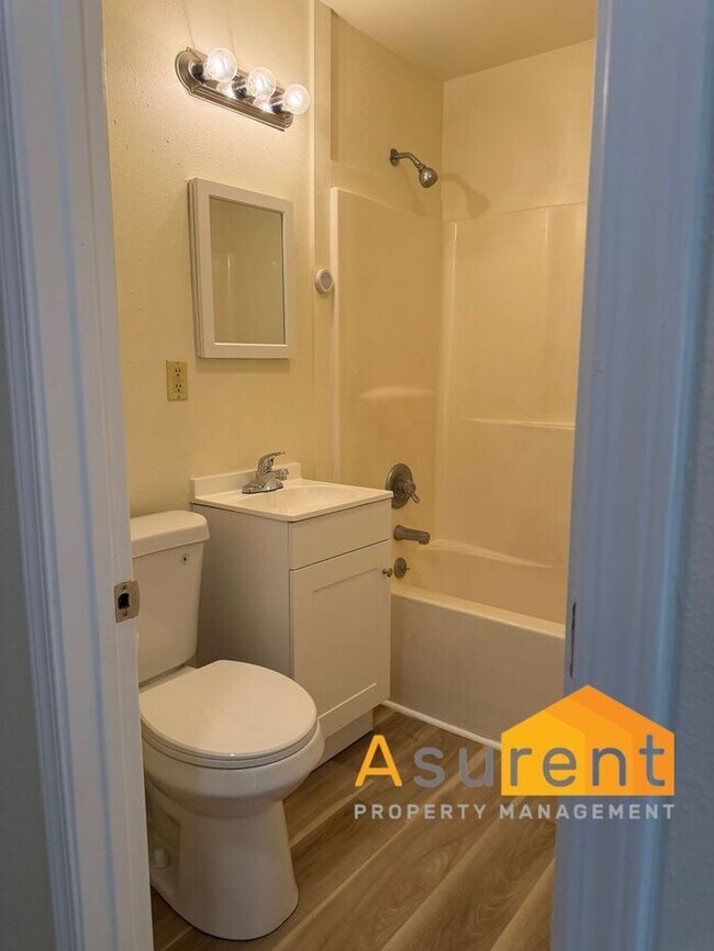 Building Photo - Refreshed 2-bedroom, 1-bath Duplex Unit in Grants Pass Available Now!