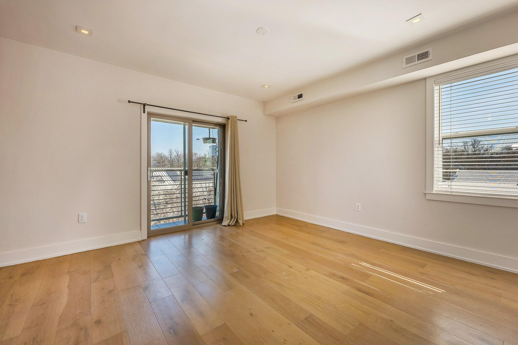Building Photo - 5110 Fort Totten Dr NE
