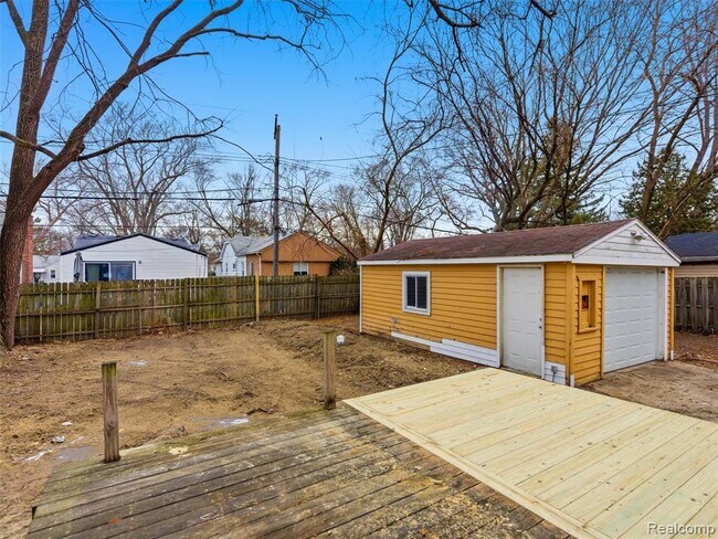 Building Photo - 335 E Elza Ave