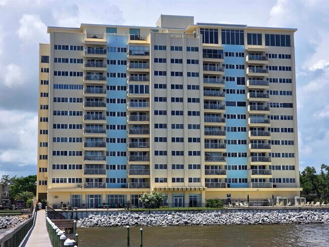Building Photo - 825 Bayshore Dr