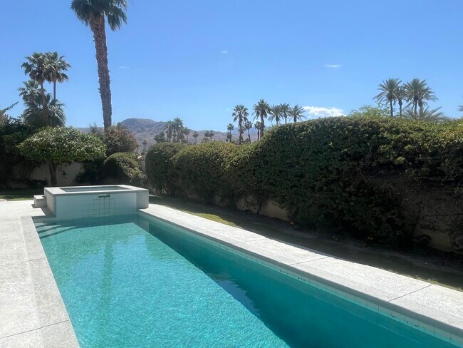 Building Photo - 11 Mission Palms Dr W