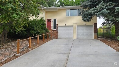 Building Photo - Spacious Bi Level home backing to open space