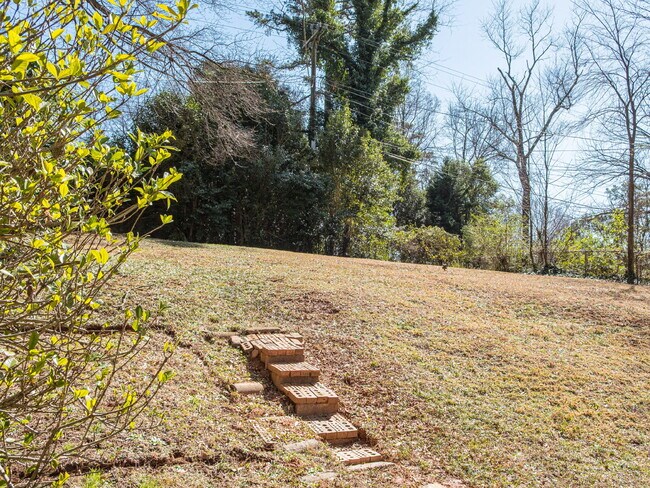 Building Photo - "Charming 2-Bedroom Retreat with Granite Elegance on Thornton Road!"